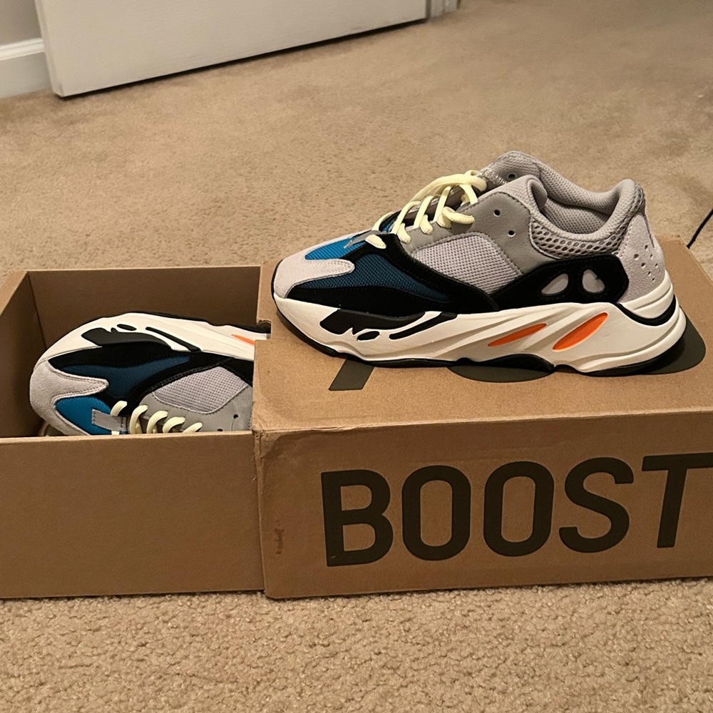Adidas Boost 700